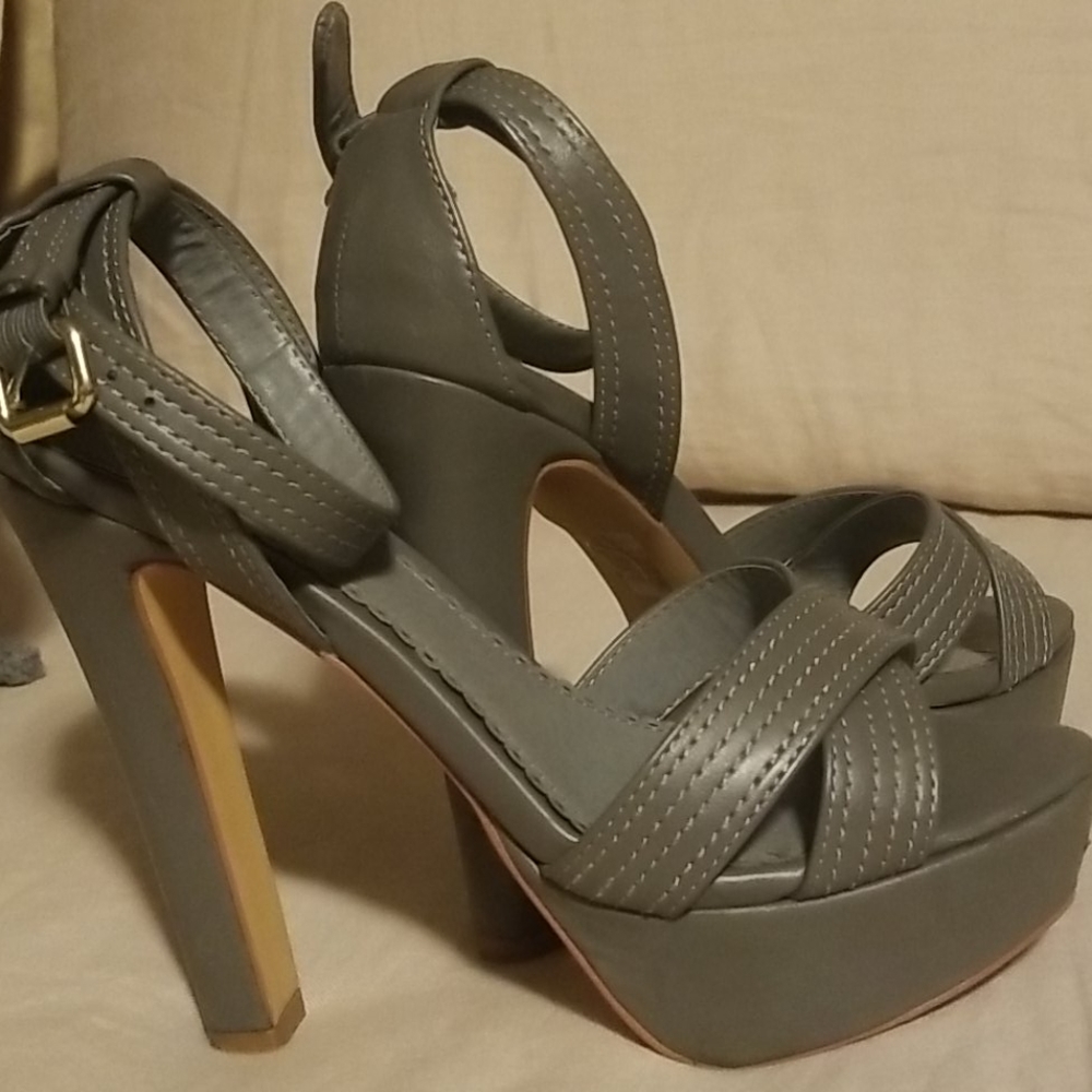 NIB Stiletto platform heels
